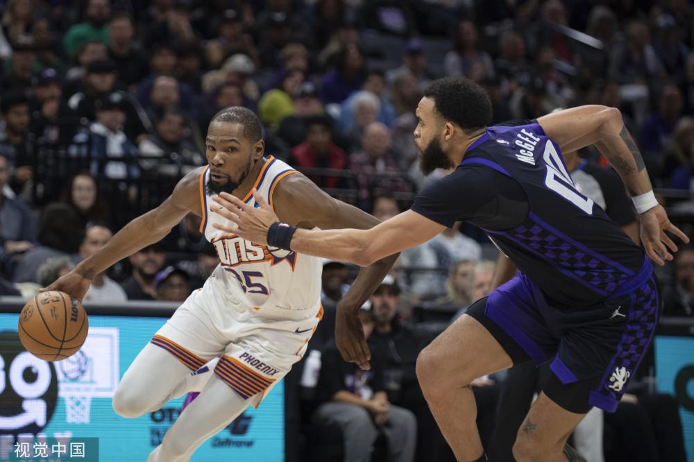 在球场上持 在球场上持