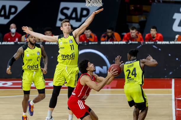 在球场上展 在球场上展